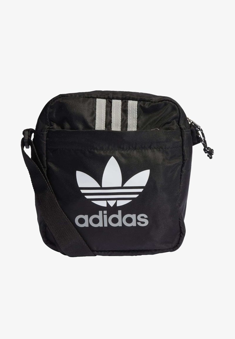 Borsa a spalla nera Adidas con logo Trefoil bianco, tre strisce bianche nella parte superiore e tracolla nera regolabile.