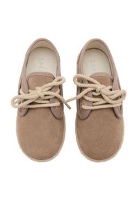 Braune Wildleder-Schuhe mit runder Zehenpartie und schnürbarem Design. Mit beigen Schnürsenkeln und runder Naht entlang der Kanten.