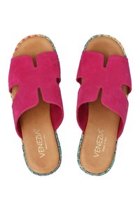 Roze suède glij-sandalen met een open teen en uitgesneden ontwerp, voorzien van een multi-kleurige gevlochten zool en een gladde tan binnenzool.
