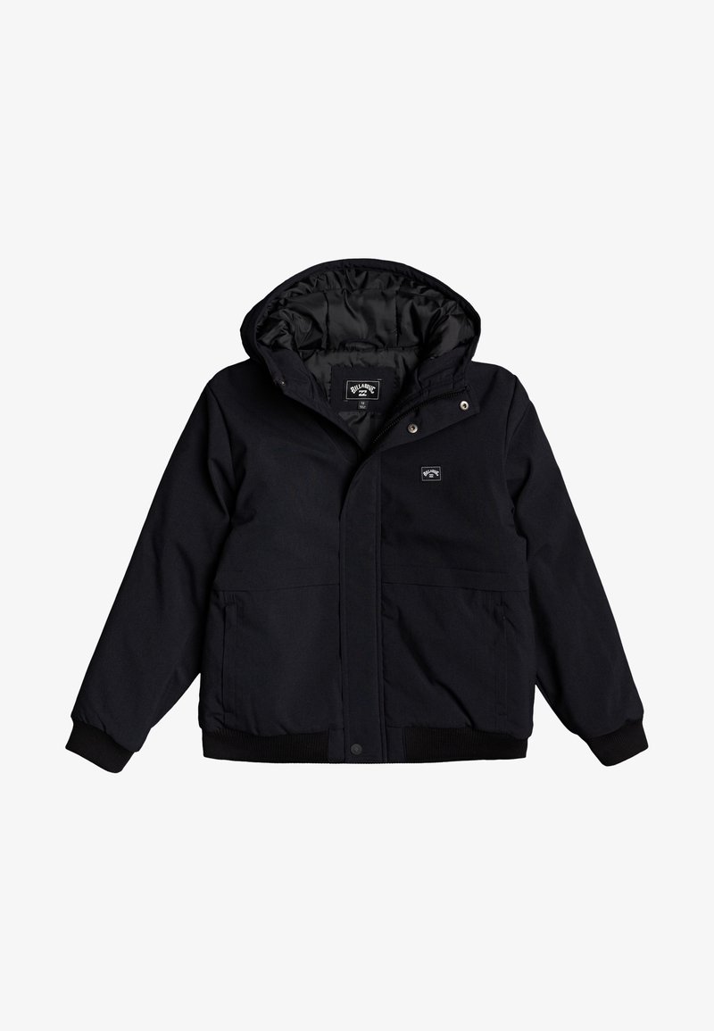 Czarna kurtka ocieplana z kapturem, z zamkiem błyskawicznym z przodu i detalami na zatrzaski. Posiada dwie przednie kieszenie i ściągacze przy mankietach. Miękka, gładka tekstura.