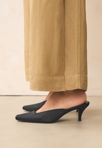 Next REGULAR FIT - FOREVER COMFORT CHISEL CLOSED TOE - Papuci înalți - black