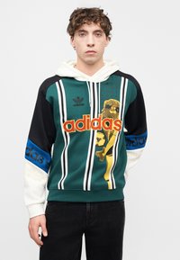 Πράσινο και μαύρο φούτερ με άσπρες ρίγες, χρυσό σχέδιο και μπλε λεπτομέρειες. Κατασκευασμένο από απαλό ύφασμα με κουκούλα και κορδόνια.