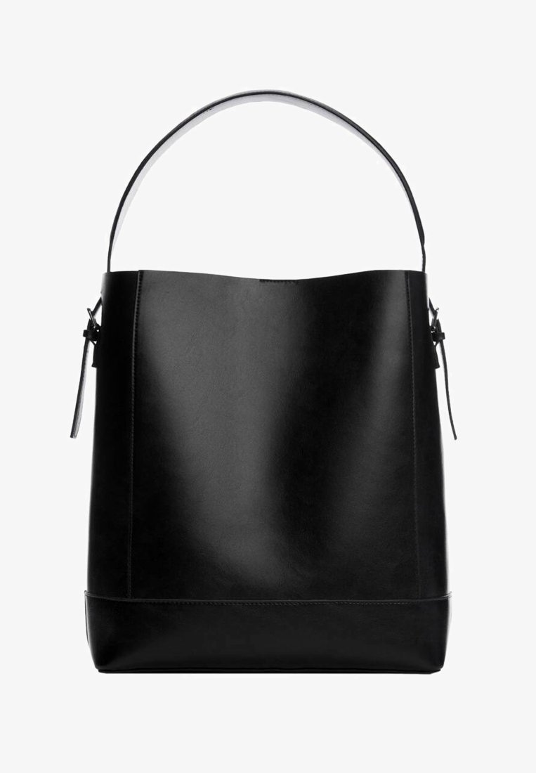 Sac à main seau en cuir noir avec une anse unique sur le dessus et des détails à boucle sur les côtés sur fond blanc.