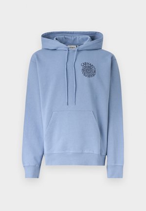 Svetlo modra pulover s kapuco z žepom spredaj in spiralnim besedilnim logotipom na levi strani prsnega koša, na katerem piše "Carhartt WIP Progress Since 1989."
