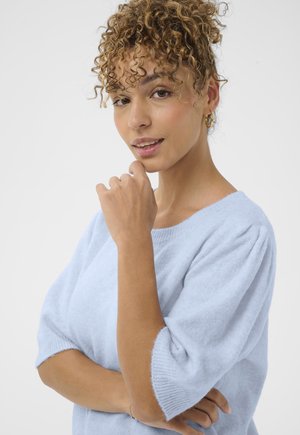 Hellblauer, kurzärmeliger Strickpullover mit rundem Ausschnitt und weicher Textur. Verfügt über gesammelte Ärmel und gerippte Bündchen für zusätzliche Details.