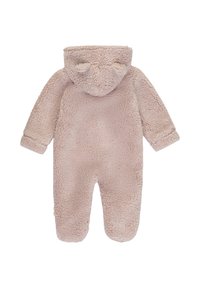 Tuta per neve di pile rosa chiaro con cappuccio, tessuto strutturato, senza chiusure visibili e piccoli dettagli a forma di orecchie sul cappuccio.