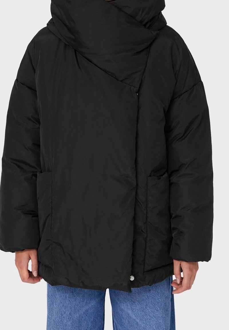 Sort dunjakke med høj krave, oversized pasform, to frontlommer og glansfuld overflade. Har et crossover-design.