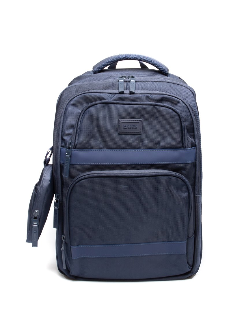 Tumes sinise seljakott tekstuuriga nailonmaterjalist, mitme lukuga taskuga, ülemise käepidemega ja esipaneeliga logoga. Siledad aktsendid täiustavad disaini.