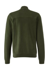 Groen gebreide trui met een geribde kraag en manchetten. Heeft een getextureerde bovenrug en een label op de linker mouw.