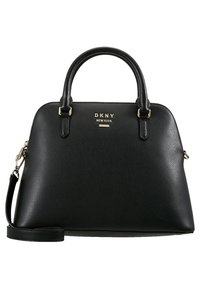 Černá texturovaná kožená kabelka DKNY s dvěma uchy a odnímatelným ramenním popruhem, zlatým logem a kováním na přední straně.