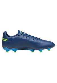 Scarpina da calcio blu con superficie sintetica liscia, dettagli testurizzati e design a taglio basso. Presenta tacchetti verdi e blu per la trazione.