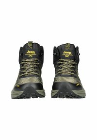 Botas de senderismo en negro y verde oliva con parte superior texturizada, cordones, soporte alto para el tobillo y logo de Jeep. Suela resistente diseñada para tracción.