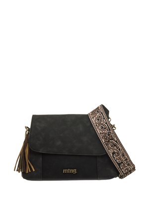 Borsa a spalla nera trapuntata con una tracolla decorativa a motivo, caratterizzata da un accento a nappa e un dettaglio del logo dorato sulla parte anteriore.