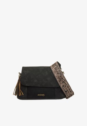 Sac à épaule noir matelassé avec une sangle à motif décoratif, présentant un accent à pompon et un détail de logo doré à l'avant.
