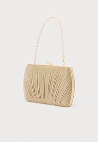Gullmetallisk clutchveske med myk, plissért tekstur, innrammede kanter, en rund lås og en fin gullkjedehåndtak på hvit bakgrunn.