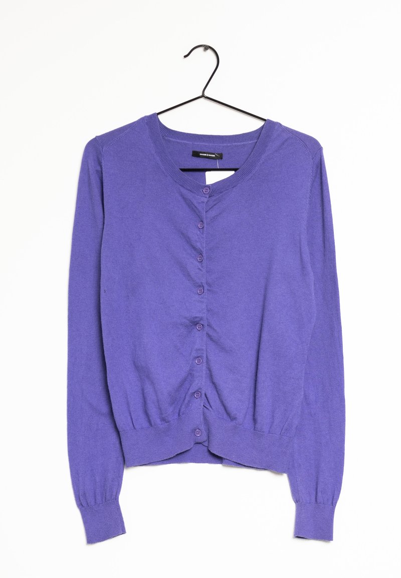Gilet violet à manches longues, col rond et boutons sur le devant, suspendu à un cintre noir sur fond blanc uni.