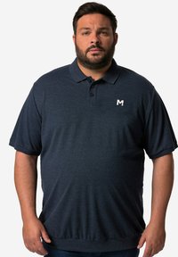 Navyblaues Poloshirt aus strukturiertem Stoff, mit einer Knopfleiste mit drei Knöpfen und einem gestickten Buchstaben 'M' auf der Brust. Kurze Ärmel.