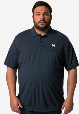 Marineblå polo-shirt lavet af tekstureret stof, med en tre-knaps placket og broderet bogstav 'M' på brystet. Korte ærmer.