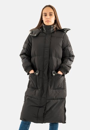 Zwarte puffer lange jas met een hoge kraag, voorzien van een glanzend zwart schouderdetail, zijzakken en een verstelbare sluiting in de taille.