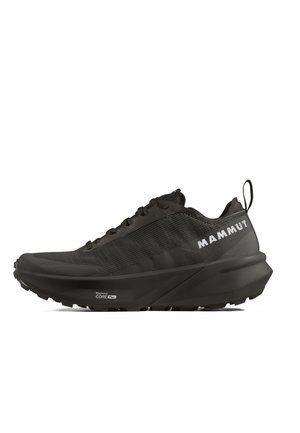 Scarpa da corsa Mammut nera con suola spessa, tomaia in mesh, lacci e logo "MAMMUT" sul lato, vista dal lato esterno.