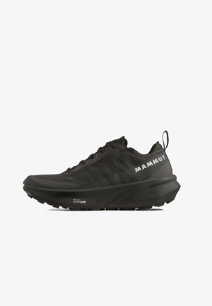 Czarny but do biegania Mammut z grubą podeszwą, siateczkową cholewką, sznurowadłami i logo "MAMMUT" po bokach, widoczny od zewnętrznej strony.