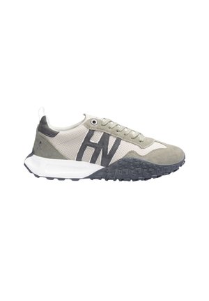 Sneaker grigio chiaro con una tomaia in rete, dettagli in suede, suola in gomma nera e il logo "HN" ben visibile sul lato. Presenta un colletto imbottito.