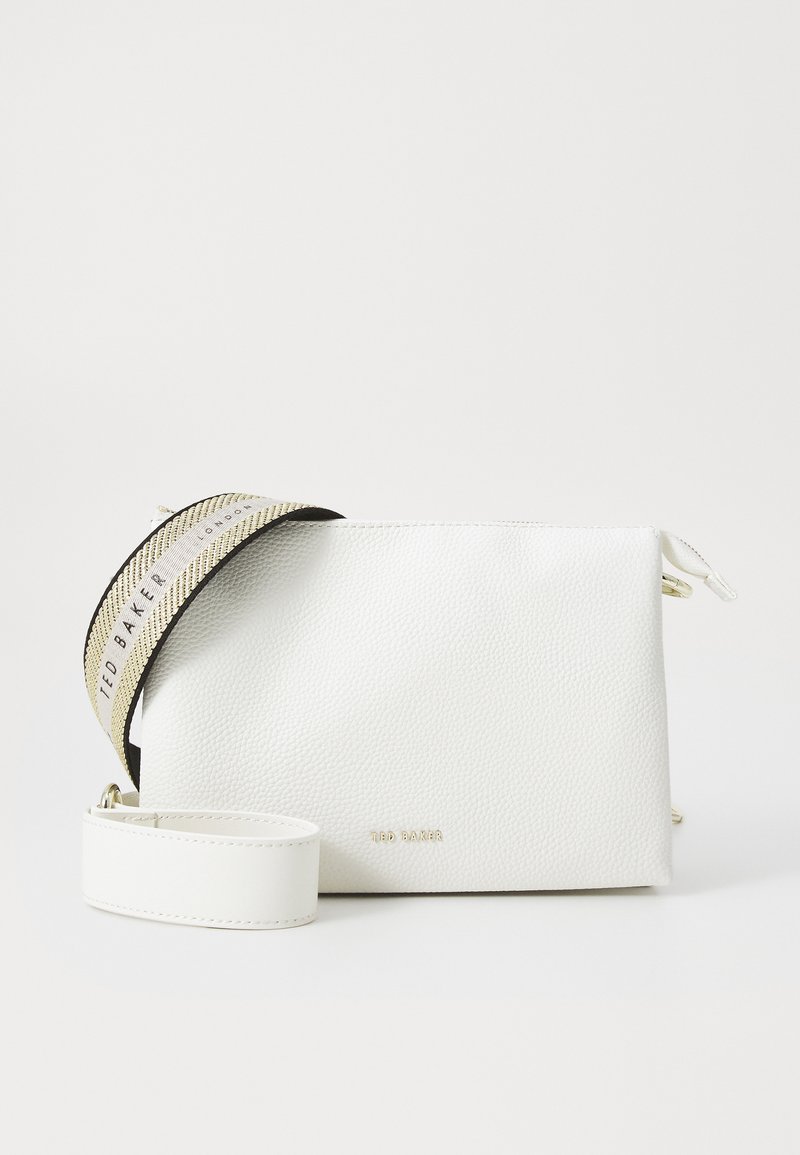 Borsa bianca in pelle con superficie texturizzata, dotata di una tracolla regolabile a righe nere e oro. Dettaglio del logo dorato sul davanti.