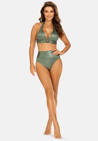 Zestaw bikini w oliwkowym kolorze, zawierający top na halterze z plisowanym wzorem oraz akcentem z przodu; dół o wysokim stanie z gładką fakturą.