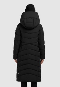 Čierna puff coat s chevron vzorom, veľkou kapucňou a strednou dĺžkou. Tkanina vyzerá hladko a je izolovaná.