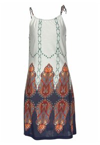 Spaghetti-band jurk met een witte bovenkant, een blauw en oranje paisleypatroon, en decoratieve kettingdetails in groen, gemaakt van lichtgewicht stof.