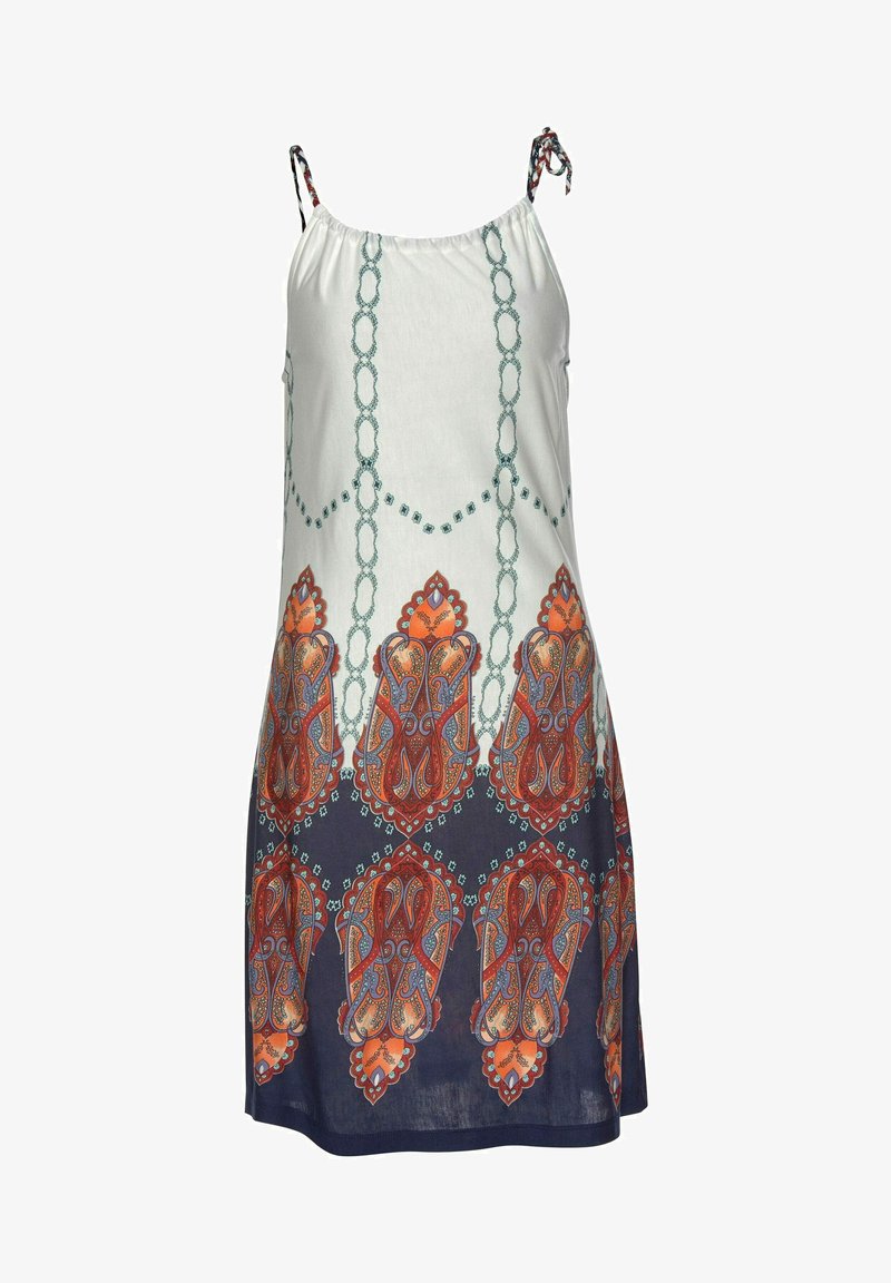 Spaghetti-band jurk met een witte bovenkant, een blauw en oranje paisleypatroon, en decoratieve kettingdetails in groen, gemaakt van lichtgewicht stof.