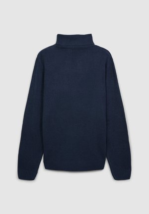 Maglione a collo alto in maglia di colore blu navy con maniche lunghe, colletto e polsini a costine. Texture morbida, silhouette classica, senza motivi o dettagli visibili.