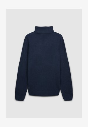Maglione a collo alto in maglia di colore blu navy con maniche lunghe, colletto e polsini a costine. Texture morbida, silhouette classica, senza motivi o dettagli visibili.
