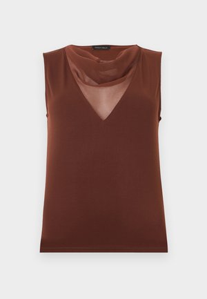 Haut marron sans manches avec un panneau en V transparent et un col drapé doux, étiqueté "Anna Field".