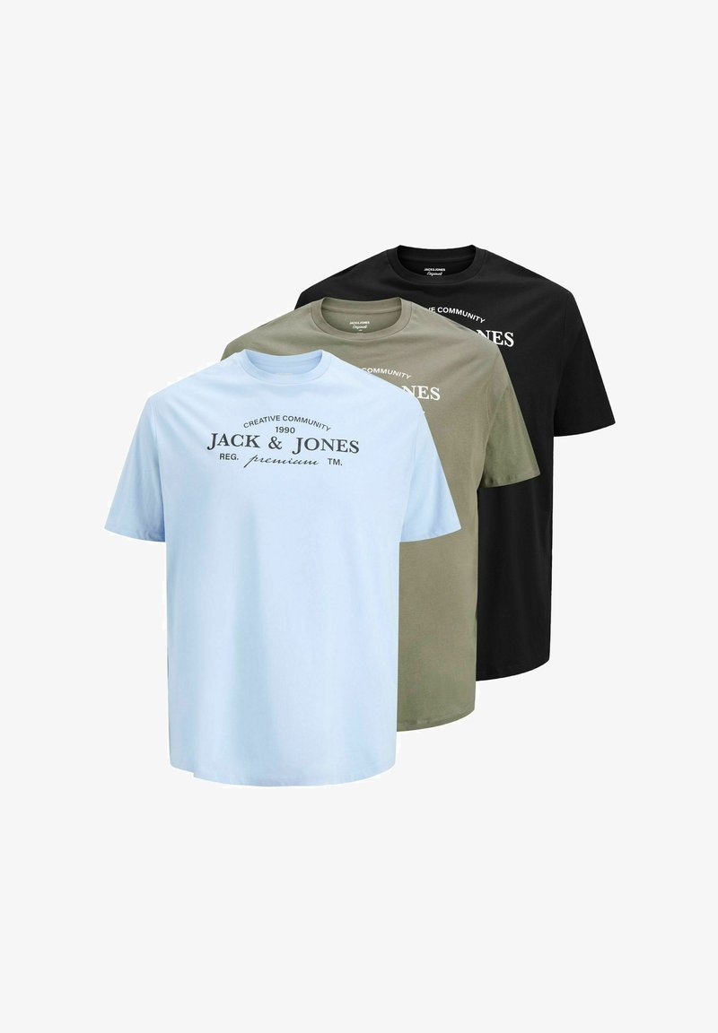 Tre Jack & Jones kortermede T-skjorter med rund hals i lyseblå, olivengrønn og svart, alle med trykt merkelo på fronten.