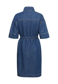 Denim-mekko, jossa on lyhythihaiset, kaulus ja vyö vyötäröllä. Ominaisuuksiin kuuluu kontrastivärinen ommel ja suora malli. Tumma sininen väri.