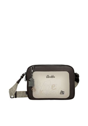 Borsa a tracolla rettangolare con corpo marrone scuro, tasca frontale beige, logo "Anekke" ricamato e tracolla regolabile con motivo e ciondoli pendenti.