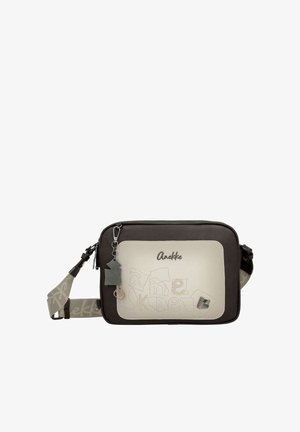 Borsa a tracolla rettangolare con corpo marrone scuro, tasca frontale beige, logo "Anekke" ricamato e tracolla regolabile con motivo e ciondoli pendenti.