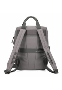 Zaino grigio realizzato in tessuto resistente, con spallacci imbottiti, maniglia superiore, tasca laterale con zip e dettaglio accentato "Abbraccia nuove avventure".