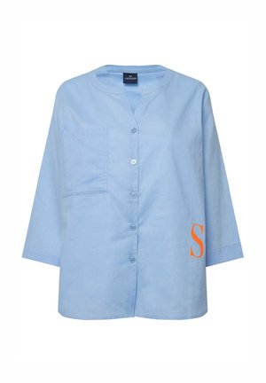 Camicia button-up di un blu chiaro con scollatura rotonda, taschino sul petto, e una lettera "S" arancione accentuata nel lato inferiore destro.