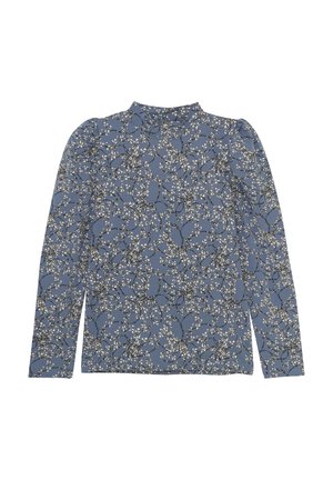 Långärmad blus i blått med ett blommönster i vita och svarta accenter. Hög halslinning och uppsamlade axlar ger ett texturerat utseende.