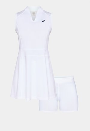 Witte sportieve jurk met een v-hals, mouwloos ontwerp en een aangesloten onderbroek. Gemaakt van lichte, ademende stof met een gladde textuur.