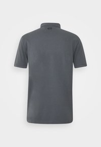 Polo gris foncé à manches courtes montré de dos avec une petite étiquette noire sous le col sur fond blanc.