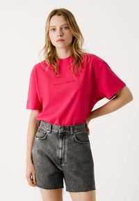 Red Bull Racing x Pepe Jeans - CLUB - Print T-shirt - deep fuchsia Thumbnail Image 1