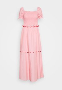 Robe rose clair avec manches bouffantes, corsage froncé, taille à volants ornée de petits pompons, et jupe longue à étages avec bordure à pompons.