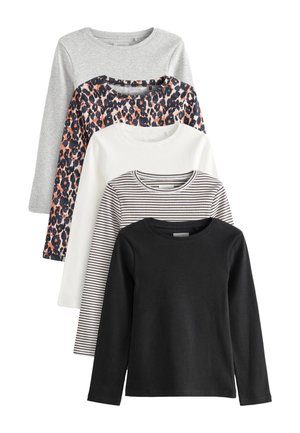 Vijf longsleeve tops met ronde hals in grijs, luipaardprint, wit, zwart-wit gestreept en effen zwart, opgestapeld over elkaar.