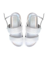 Bílé tkané sandály se dvěma širokými pásky, nastavitelným páskem kolem kotníku a hladkou, zakulacenou podrážkou. Povrch má lesklý finish a jemnou strukturu.