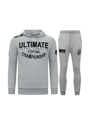 Grijs hoodie- en joggingset met "Ultimate Fighting Championship"- en UFC-logo's in het zwart gedrukt op de voorkant en mouwen.
