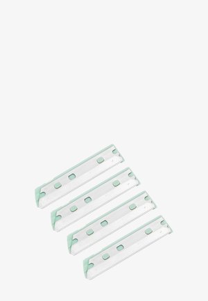 Quatre lames de rechange pour rasoir droit avec des bords en plastique vert disposées en diagonale sur un fond blanc.