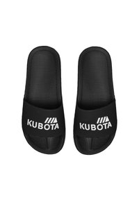 Czarne klapki na płaskiej podeszwie mają teksturowaną podeszwę i górny pasek z napisem "KUBOTA" na białym tle. Projekt zawiera oddychający wzór siatkowy.